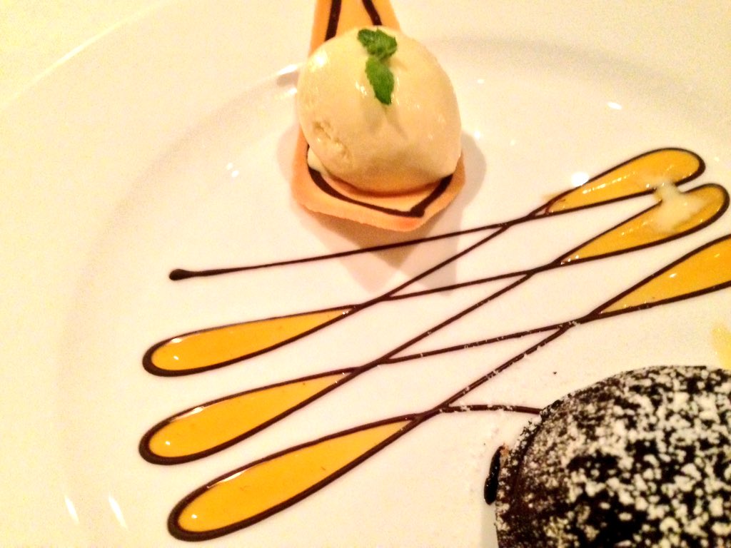 ILoveFoodiesCT's tweet photo. This was the @McGrathHotels #MyMcGrath dessert: The Dark and White Chocolate Plate. Hello yumminess! https://t.co/4S0ewFZjJA