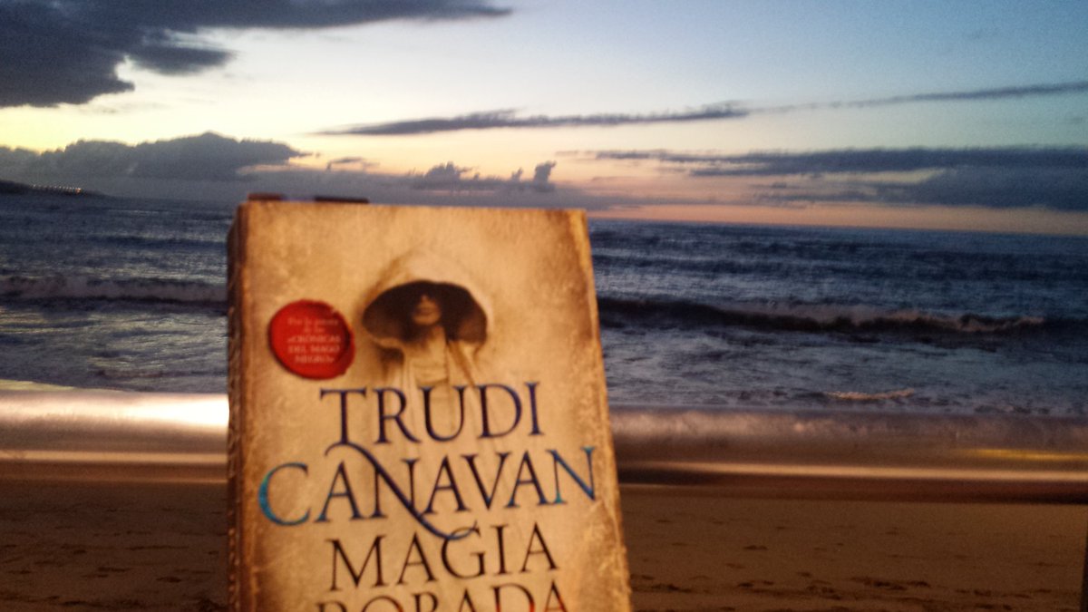 ysantianes's tweet photo. #magiarobada de @TrudiCanavan @FantascyLibros en @LasCanteras Las Palmas de Gran Canaria. https://t.co/EmrA7UKAsO