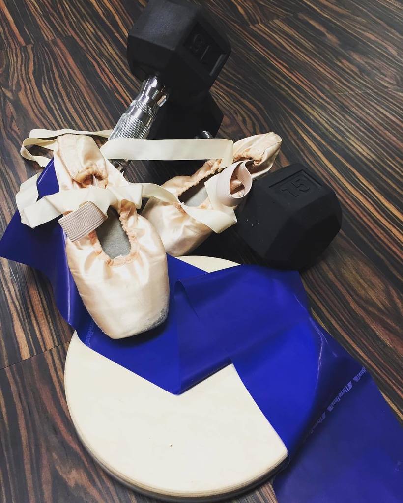 VictoriaAaguila's tweet photo. Who says dancers can't lift weights? #dance #danceconditioning #injuryprevention #ballet #fitness #obtraining #poin… https://t.co/hubUPBYIUq