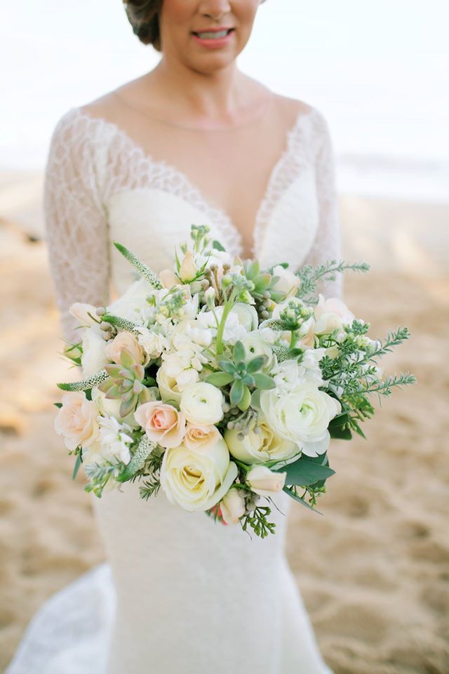 AnnaKimPhoto's tweet photo. Ivory and blush #bridal #bouquet by @TeresaSenaMaui #bride #weddingdress #weddingflowers #beachwedding https://t.co/O6ayH0O1Ie