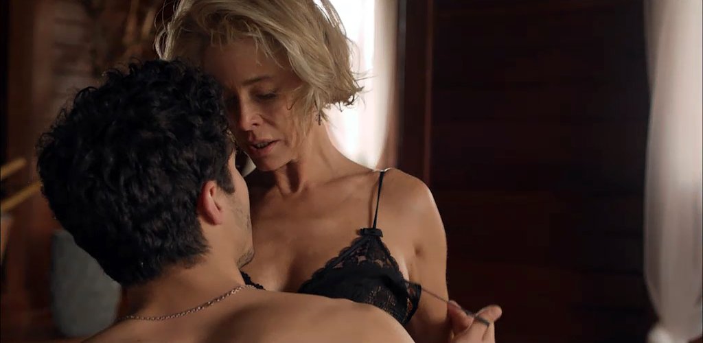 SerieLaEmbajada's tweet photo. Tráiler de dos minutos de "La Embajada", muy pronto estreno en Antena 3 ▶️ https://t.co/W4q9EQ3XkA https://t.co/A0yKxX1XXJ