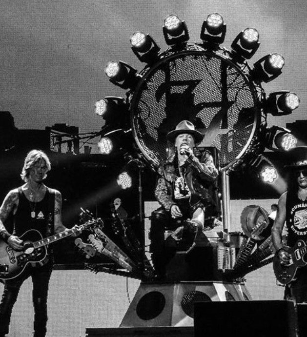 DuffMcKagan's tweet photo. 'Chair Supply'....thanks again @foofighters https://t.co/bYSQPJhau2