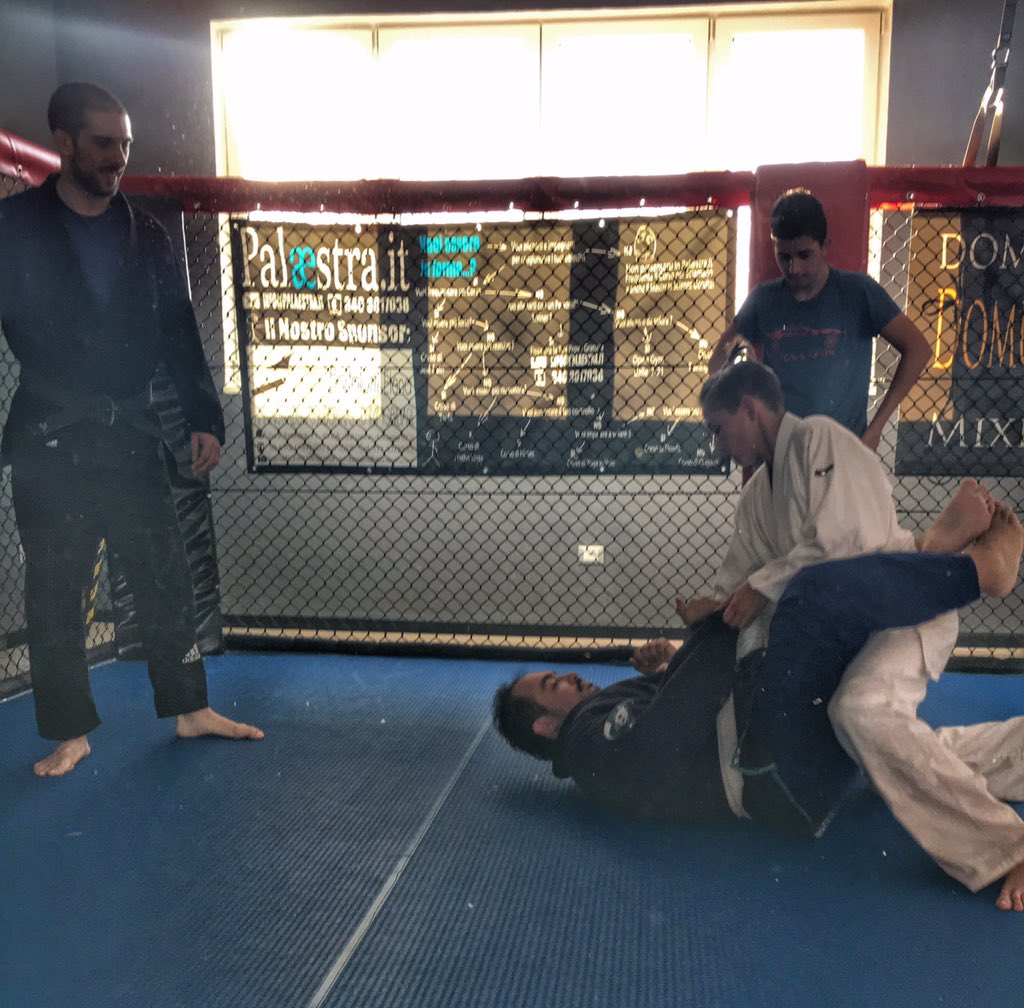 InfoPalaestra's tweet photo. #BJJ #training #class #beginners #whitebelts team @RioGrapplingBJJ master Gianluca Boni at @InfoPalaestra https://t.co/WcNXo5nbDP