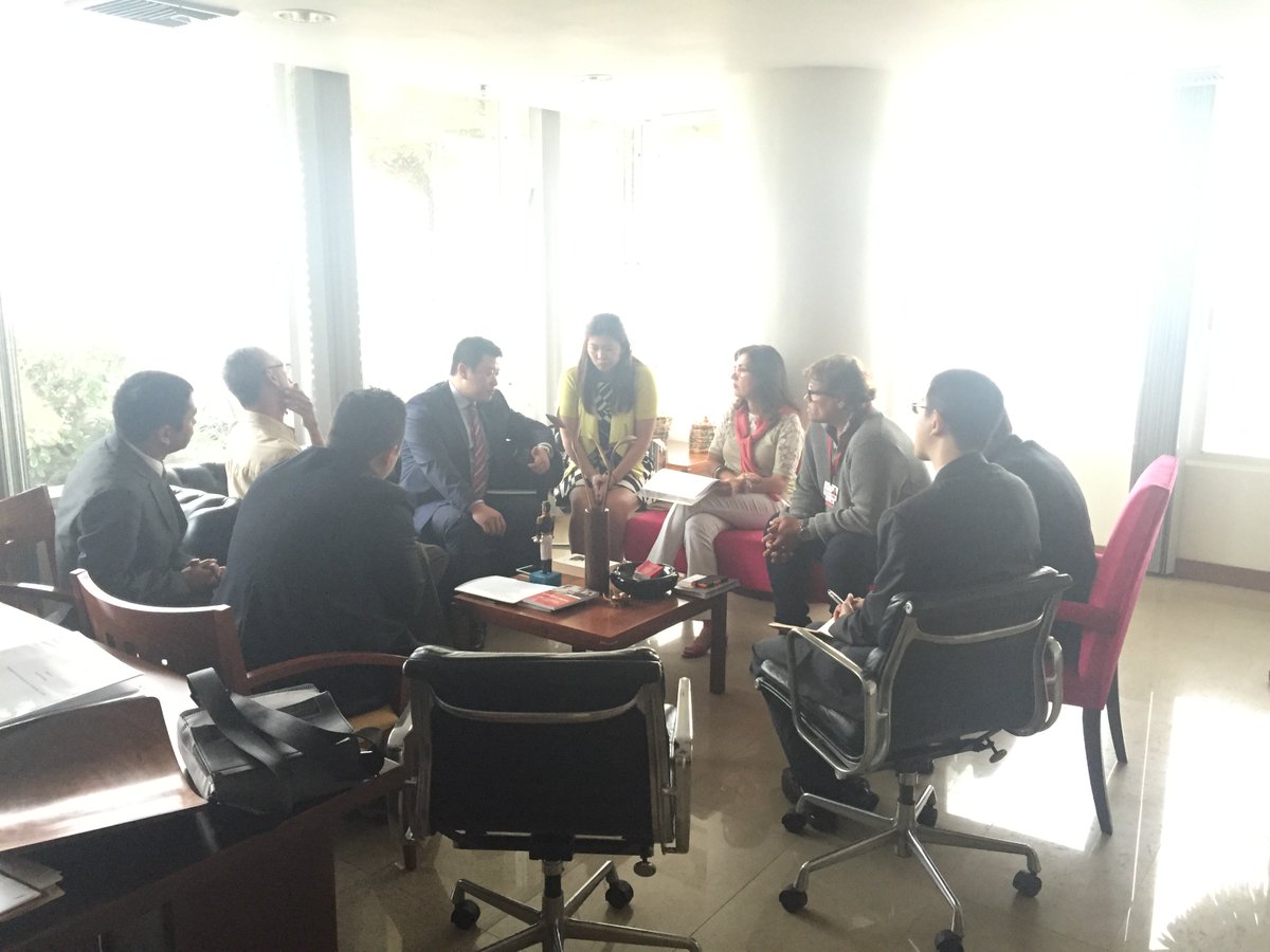 JacquelinePSUV's tweet photo. Estrechando relaciones e intercambiando impresiones con el Sr Wu Di, Presidente Huawei Venezuela @HuaweiDeviceVE https://t.co/4k9wKcLlS7