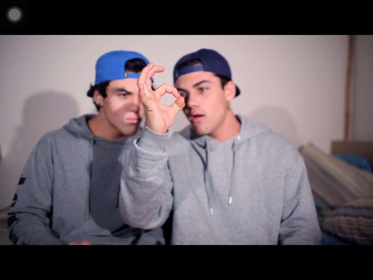mathilde_art's tweet photo. @EthanDolan you look so focus on @GraysonDolan fingers 
ILYSFM ❤️❤️❤️❤️❤️
#DolanTwinsToMontreal #DolanTwinsOnTour https://t.co/VwfQ5dNfeS