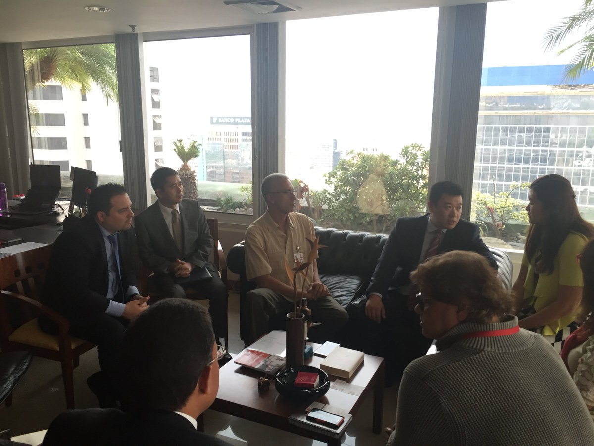 JacquelinePSUV's tweet photo. Estrechando relaciones e intercambiando impresiones con el Sr Wu Di, Presidente Huawei Venezuela @HuaweiDeviceVE https://t.co/4k9wKcLlS7