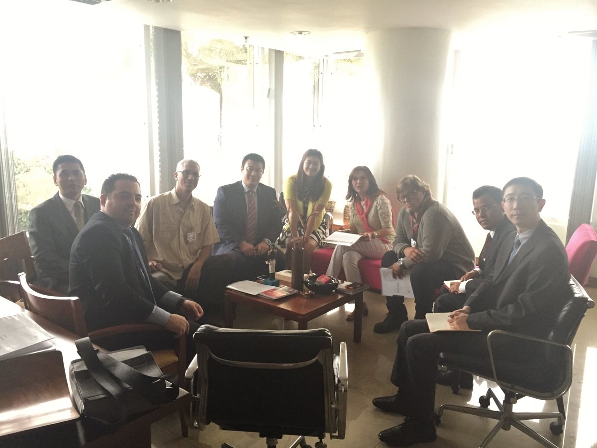 JacquelinePSUV's tweet photo. Estrechando relaciones e intercambiando impresiones con el Sr Wu Di, Presidente Huawei Venezuela @HuaweiDeviceVE https://t.co/4k9wKcLlS7