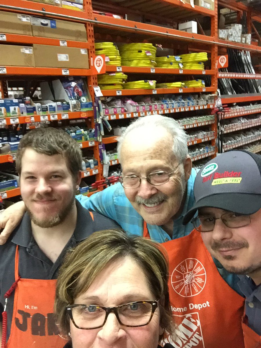 gayla711's tweet photo. Welcome back Mac, we missed you. Oh and it's his first selfie and tweet @NEToledoTHD @2nJennifer https://t.co/nLFEFO6EMo