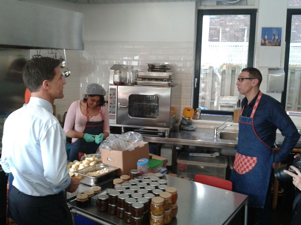 Rotterdamsche's tweet image. Dan staan we in onze keuken in eens met de minister president te kletsen! Bedankt meneer #Rutte voor uw bezoek :)