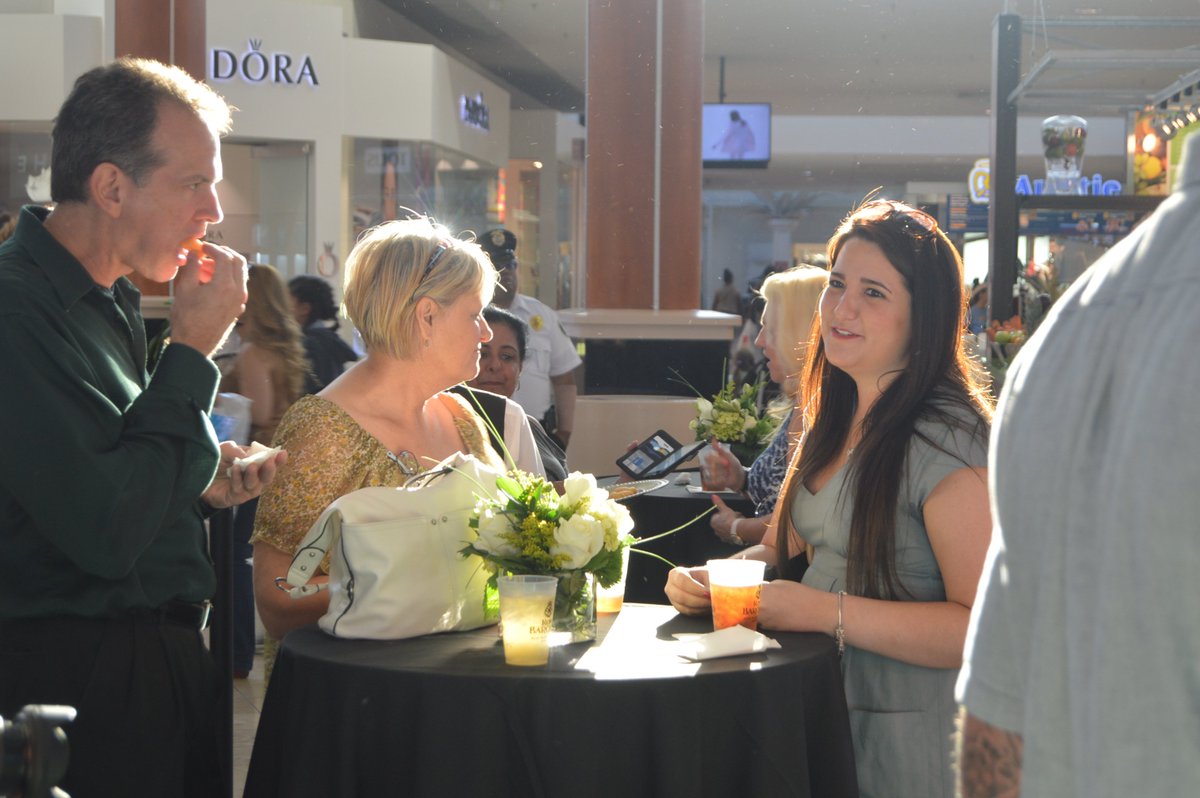 RonbarceloUsa's tweet photo. Ron Barceló proudly sponsored the Social Thursday event! https://t.co/PDXCOg1jNy