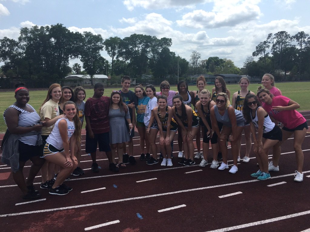 Deland_Cheer's tweet photo. Thank you for working out with us today! #DeLandCheer #DeLandHigh #WeAreDeLand @delandbulldogs @MrLuVCS 💛💚 https://t.co/eObJK0SV3y