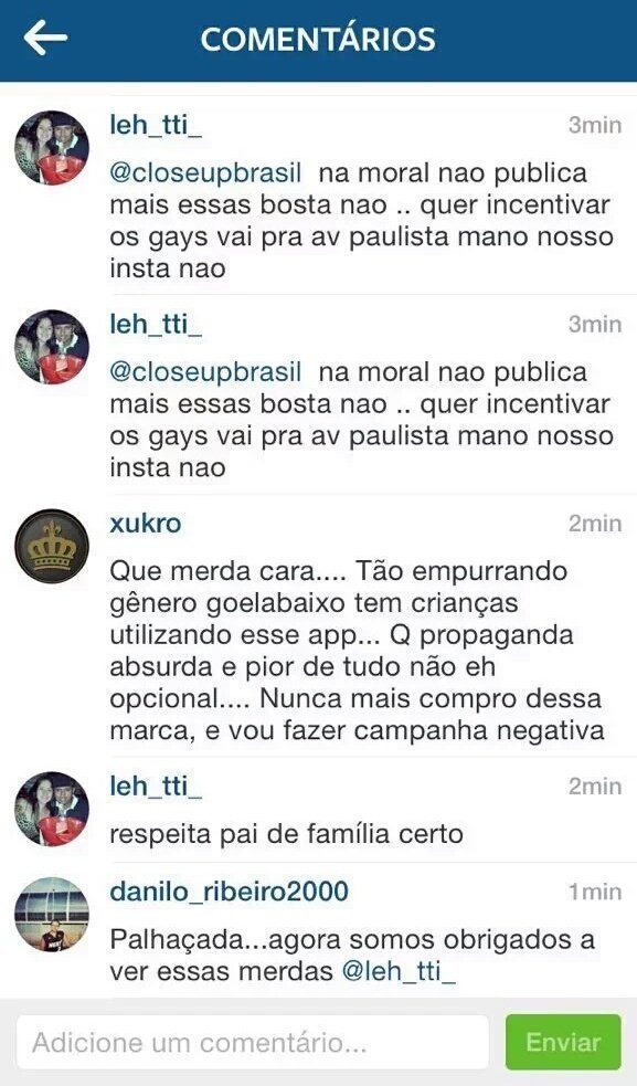 Daqui a pouco a familia tradicional brasileira vai escovar os dente com a mao