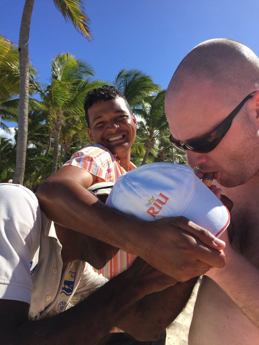 Jesszimmy's tweet photo. Great vacation @RiuHoteles!!  Lots of help from the staff at #riupalacepuntacana @peterhipsz #cigaronthebeach https://t.co/g6yRKcCtJP