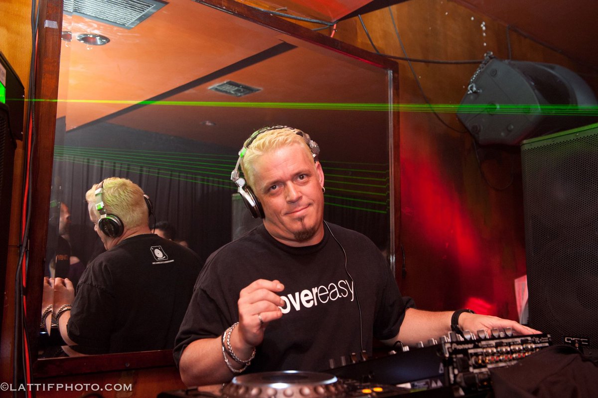OvereasyRecords's tweet photo. Overeasy tee, great beats, and #davidhooper equals a perfect Tuesday. https://t.co/ADgexax3Fl