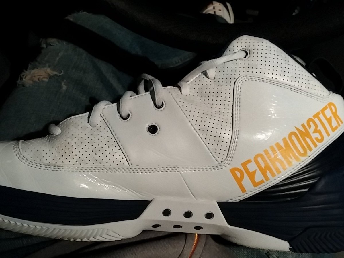 Reggie_For_3's tweet photo. Thank you @George_Hill3 for giving a #g2Zone member your @peaksportsUSA shoe! https://t.co/KrUl4Y0btR