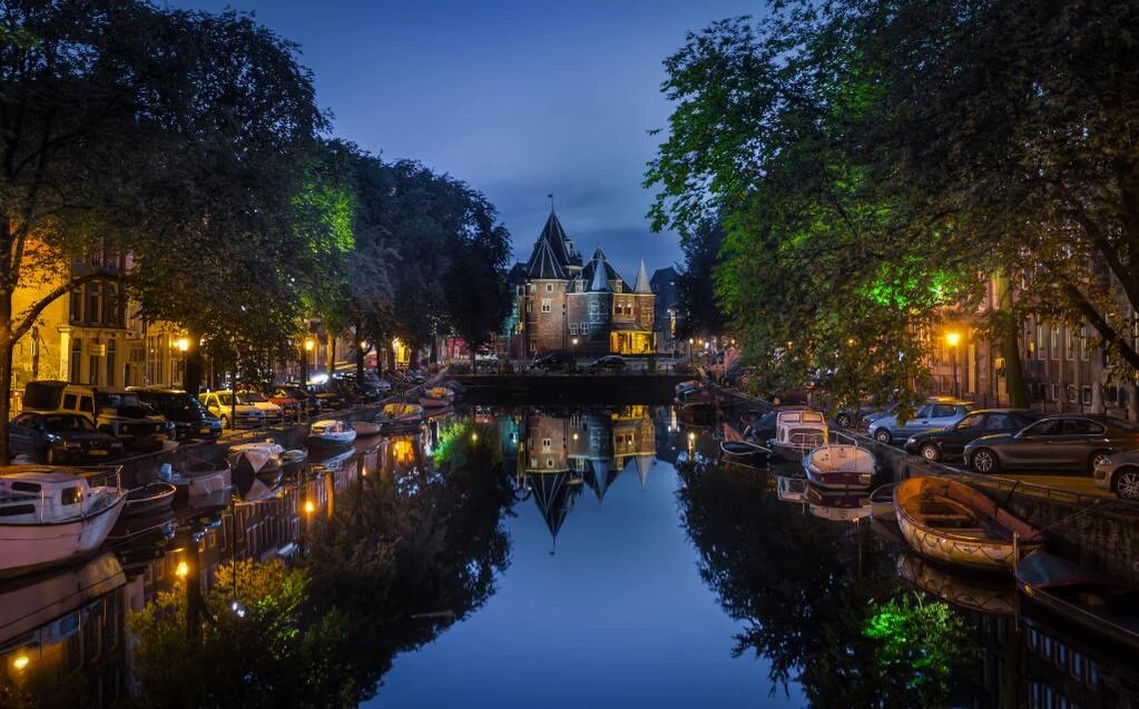 techuncode's tweet image. #Amsterdam Castle just before sunrise😍
Photo by Jacob Surland