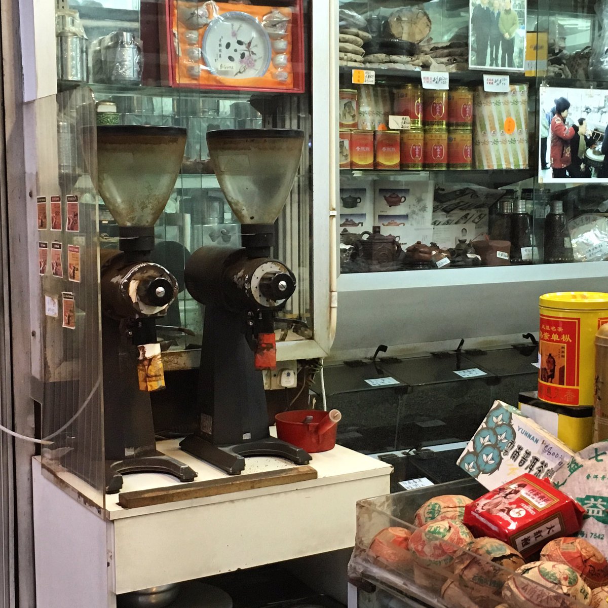A pair of @Mahlkoenig EK43s doing what they were originally intended to do, in a random tea/spice shop in #hongkong