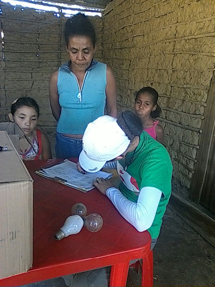 EDGARJTORREALBA's tweet photo. Junto al pueblo siempre Promoviendo El #AhorroEnergético en #Crespo #Lara @CorpoelecLara @PartidoPSUV @NicolasMaduro https://t.co/ig3nUq8clB