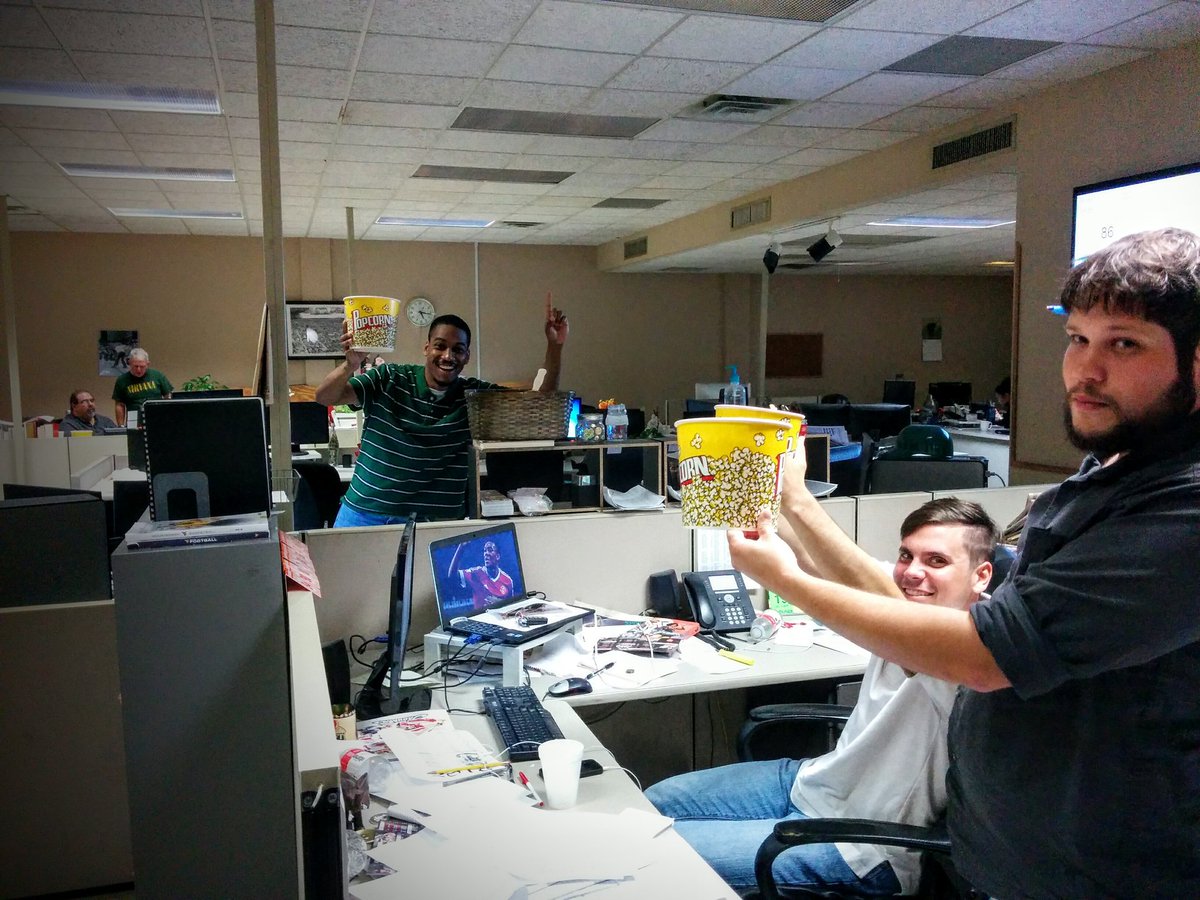 JenMathlouthi's tweet image. Nothing funnier: reporters finding free food. #itslike finding REAL diamonds #NationalGrilledCheeseDay @Vicadvocate