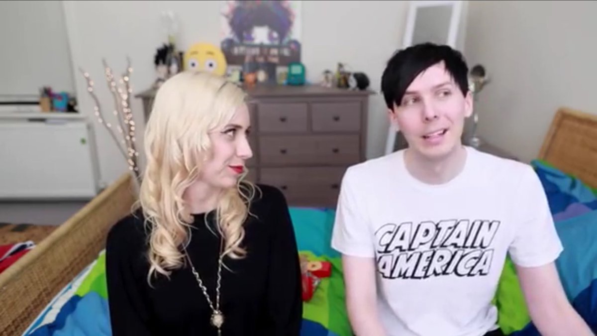 OreoPhan's tweet photo. look how beautifully their hair and tshirts contrast with each other's. https://t.co/a3MagOCXJH