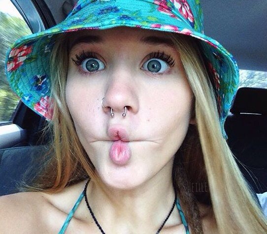 he1lle's tweet image. a loirinha chamou as amigas pra ir pra balada pra curtir um som