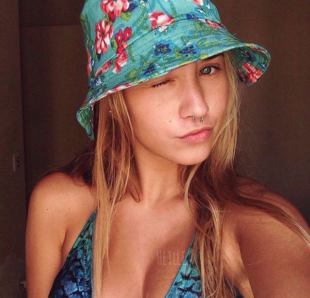 he1lle's tweet image. a loirinha chamou as amigas pra ir pra balada pra curtir um som