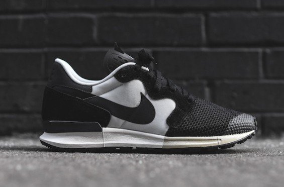 kicksonfire's tweet photo. The Nike Air Berwuda Is Back In A Black And White Colorway - https://t.co/XbliVfsHFi https://t.co/NTgcjzYdde