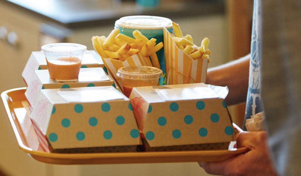 hot_not's tweet photo. People can’t get enough of this new organic, vegetarian fast food. https://t.co/FwSac7t9xM https://t.co/BprSAqT2ll