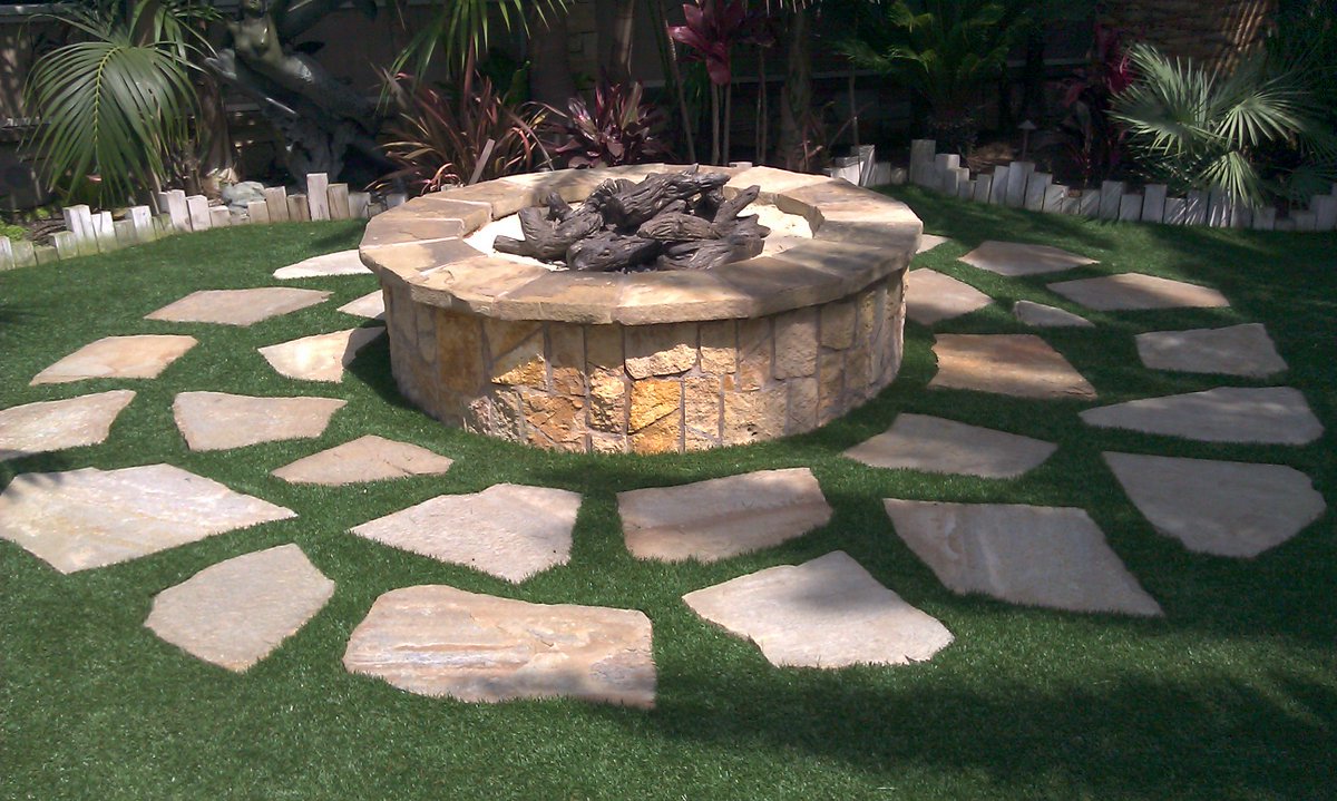 gen_stone's tweet photo. Get ready for outdoor summer fun with #artificialturf &amp; #firepit by #GenesisStoneworks. #GenesisTurf #GenesisFirepit https://t.co/LWsRlSoafp