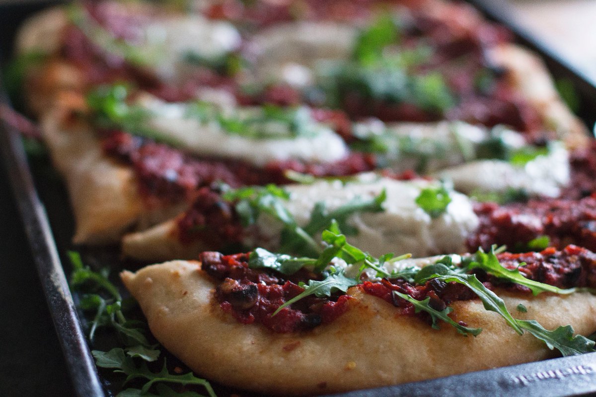 RealFoodHonest's tweet image. The BEST vegan cheese pizza w/ spicy, meaty mushroom sauce. Tons of flavor, minimal ingredients, and super easy.