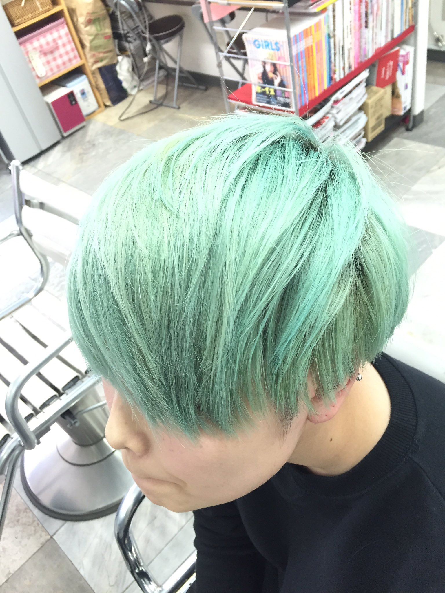 ストロベリーロックス 赤羽カラー専門店 本日のヘアカラー カラーメンテナンスで色味を入れ直したよ パステル系のアイスミントグリーン ベースが出来上がってれば間で色だけ入れることも可能 チョコミント パステルカラー ミントグリーン 派手