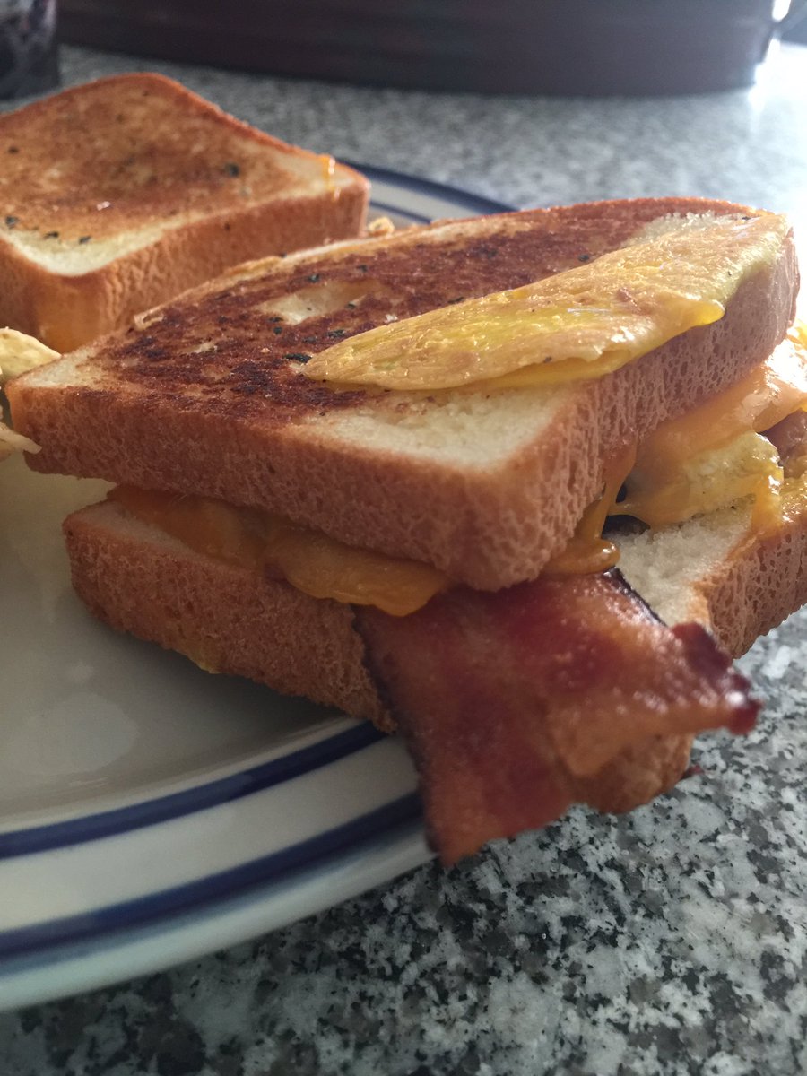greendreamer365's tweet image. Partaking in #NationalGrilledCheeseDay! #gfbread! So happy!