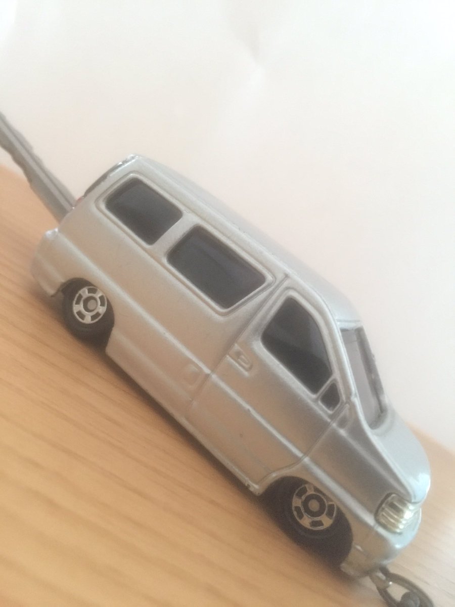 まなぶ Na Twitteru 約15年前に初めて作った改造トミカ 当時乗っていた車種を買い 塗装をして車高を下げて そして スペアキーとしてキーホルダーに トミカ 改造 エルグランド T Co Qwte2sq8n4