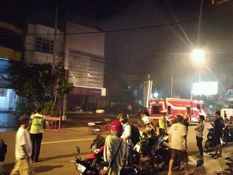 Iisscute's tweet photo. Bank Muamalat di komplek ruko Satria plaza purwokerto dini hari terbakar https://t.co/KYgXhsr5dz