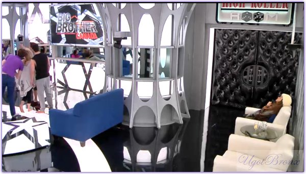 UgotBronx's tweet photo. Nikki could care less about the #TWEETMIRROR #BBCAN4 https://t.co/KkHfwmCfc1