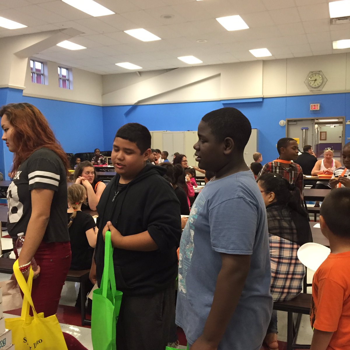 McMcteach's tweet photo. Great Literacy Night at BTE @BTENews  @ms_dewalt @CI_Manor https://t.co/gt76zfXZkF