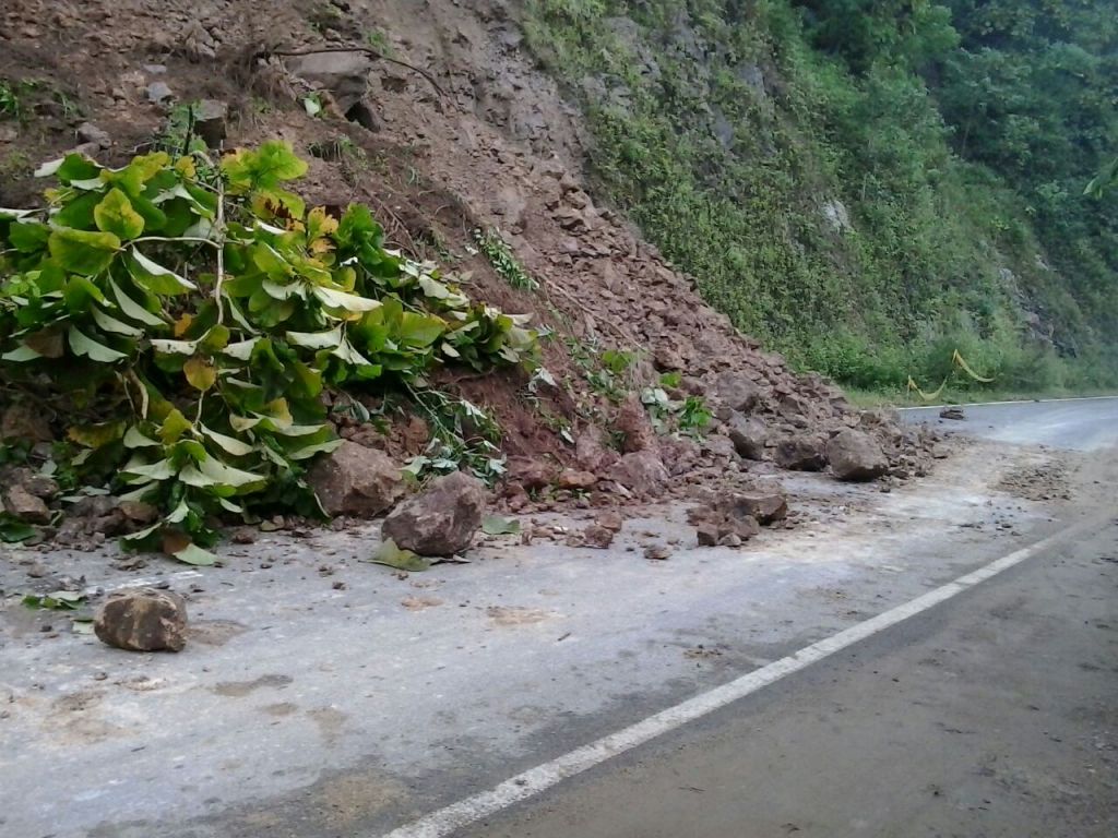 Pacitanku's tweet photo. Jalur Tegalombo Kembali Diterjang Longsor, Lalu Lintas Gunakan Sistem Buka Tutup https://t.co/h7XgOeY6ZO https://t.co/jRwxh804P1