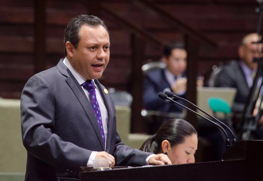BraulioGuerraU's tweet photo. Video: Intervención en tribuna que explica Academia de Gobierno y Derecho parlamentario:  https://t.co/b0Cbyf9dpt https://t.co/0jC2AaOoDw