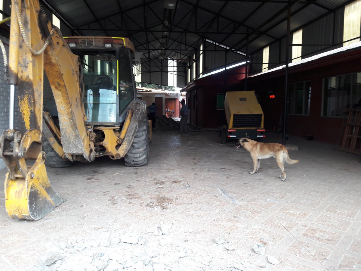 bomberosalamanc's tweet photo. bomberos Salamanca operando fuera del cuartel producto del terremoto resien pasado ...en reparación cuartel general. https://t.co/h9xBiYqgwk