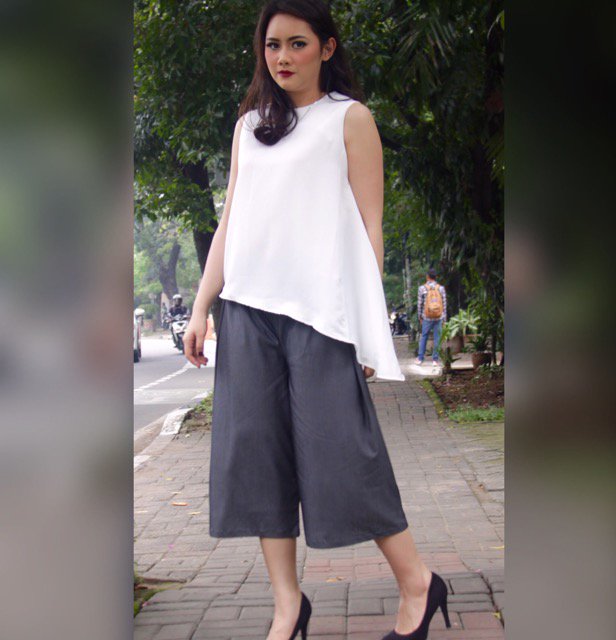 Sarra White Top + Pickford Cullote
Get this look only in @hypnotizedbymyu
Visit our ig right now !!!
