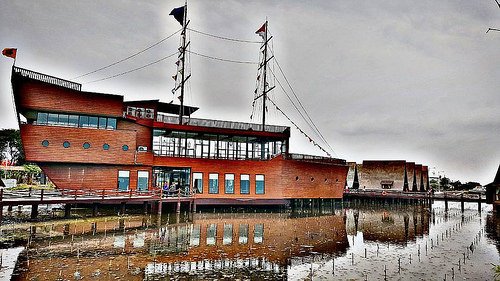 2. Itu loh yang punya tempat makan kece badai berbentuk perahu