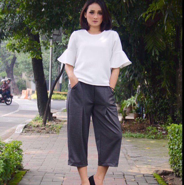 Bliss White Top + Comello Pants
This look is suitable in anykind of occasions 
Visit our ig : @hypnotizedbymyu