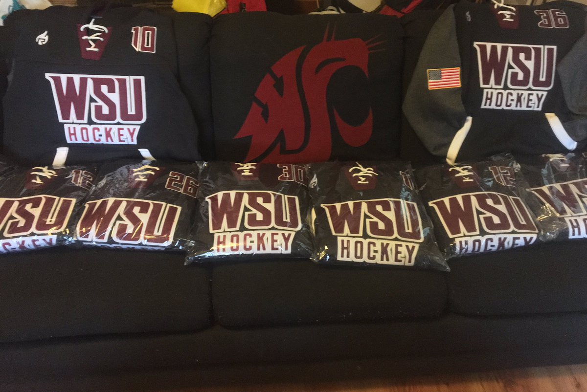 WSUHockey's tweet photo. Shoutout to @RebirthSports for the amazing hoodies! #GoCougs #WSUhockey https://t.co/hnOh3sUsyg