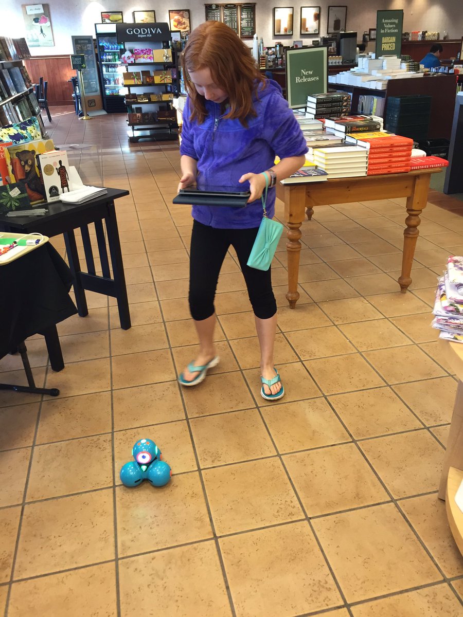 lsullivan's tweet image. Fun evening at Barnes & Noble Educator Night w niece & #DashRobot 25% off books for Discovery Lab #kwbpride @BNBuzz