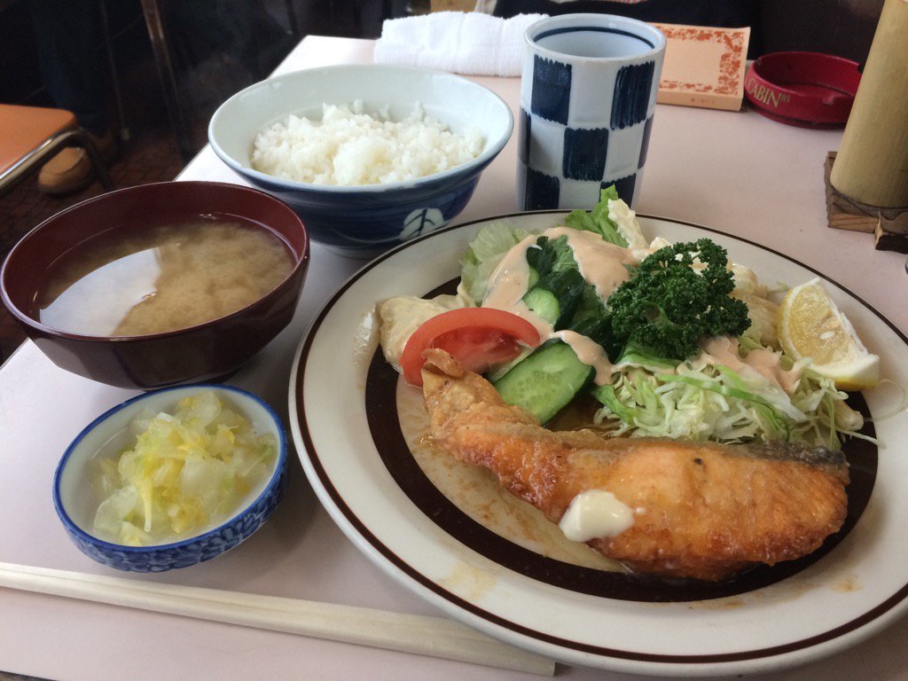 Popeye Twitter ನಲ ಲ もし築地に用があるなら ちょっと早めに昼メシにするのはどうですか 築地 市場内で 充実した定食を食べましょう 写真は市場で働く男たちが昼前からチルしている リアルな憩いの場 磯野家 の生鮭バター焼き定食 市場の定食は最新号で