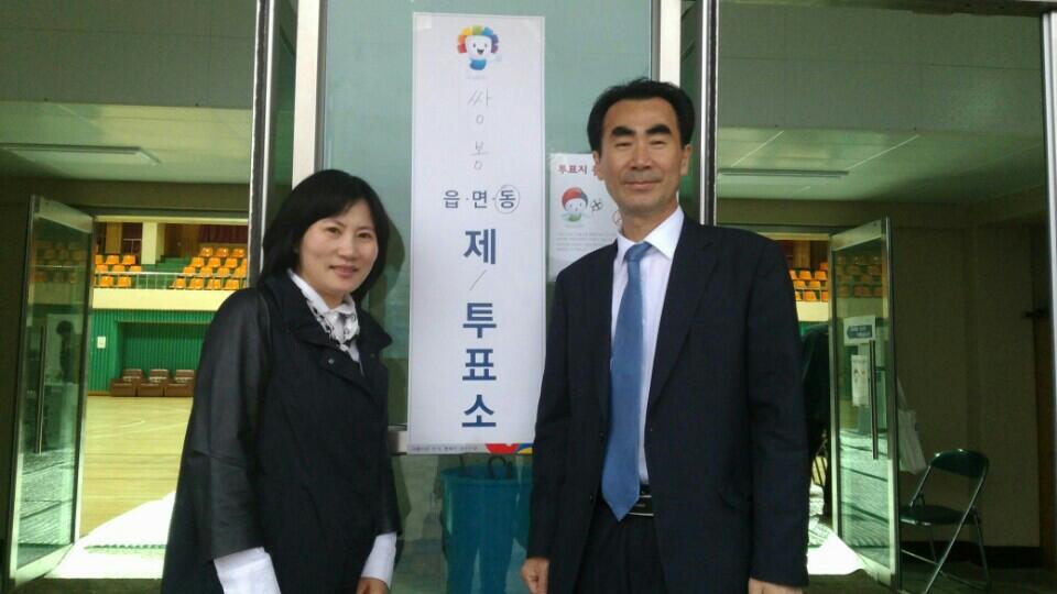 우중투표를 잘 마쳤습니다.투표함에 넣는 사진 촬영도 안된다고 하여 문 앞에서 찍었습니다. "모든 권력은 국민으로부터 나온다" 권력을 행사해주십시오. 투표해주십시오.