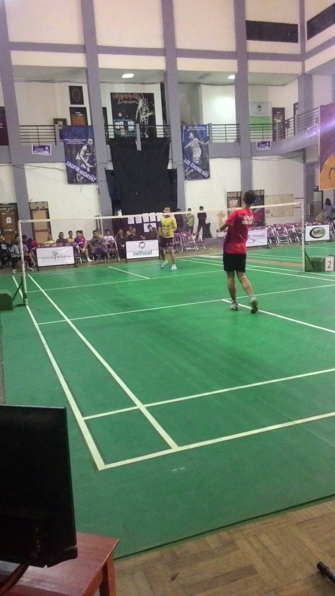 Dilapangan 2 berlangsung  pertandingan tunggal Putra Universitas antara Kiki G. (Widyatama) vs Bimo (Bhayangkara)