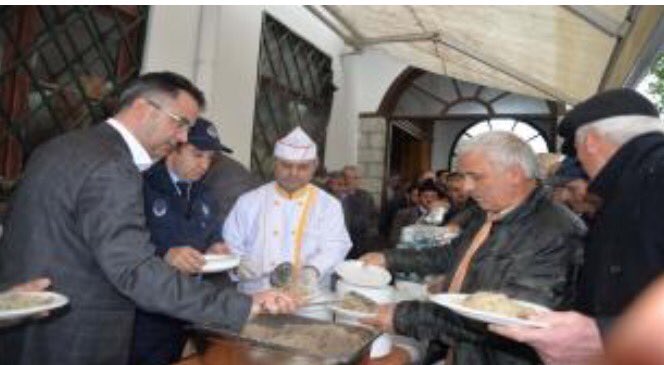MediaHendek's tweet photo. Kutlu Doğum Haftası nedeni ile Hendek Belediyesi Merkez Büyük Cami ve Yeni Cami önünde namaz çıkışında pilav dağıttı https://t.co/4rHSDyU8lP