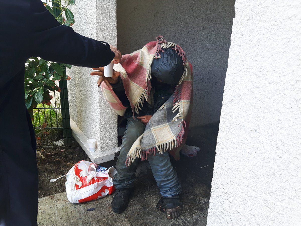 cedrikok's tweet photo. @BFMTV @itele @caritasfrance 
Alerte non assistance à personne en danger. Ex policier en  situation d'urgence. https://t.co/z0MgFFdx55
