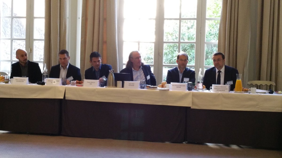 SandQuinton's tweet image. Table ronde &apos;Rendre les applis mobiles&apos; ce matin au Club de la Presse Informatique #MobileFirst #CPIB2B